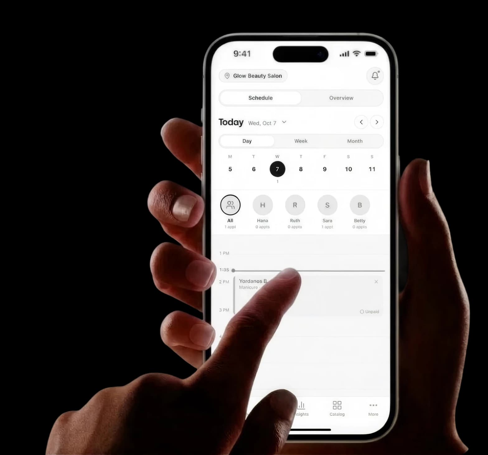 A hand tapping through the Gizie app.